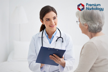 Доктор проводит консультацию с пациенткой